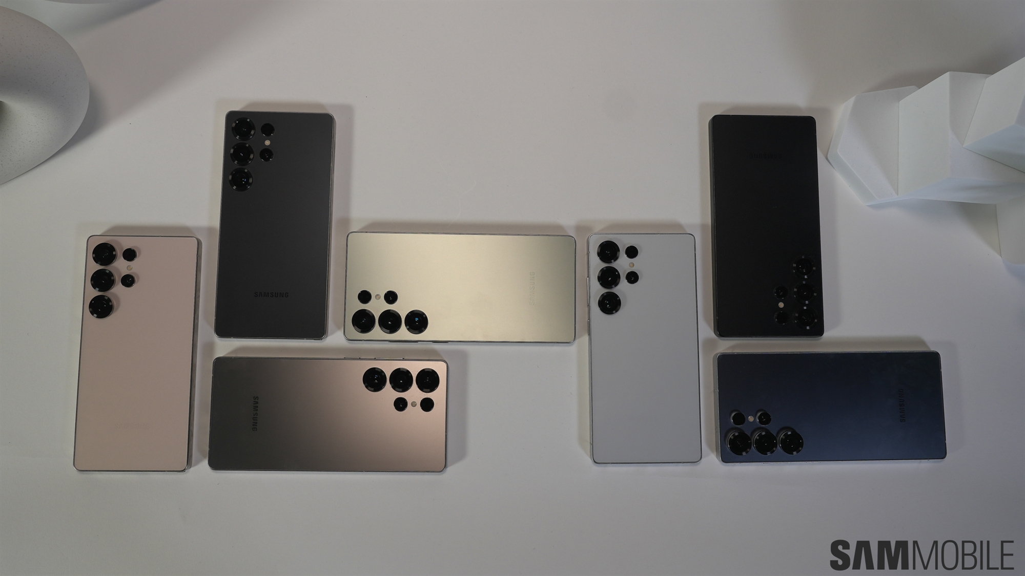Alle kleuren van Samsung Galaxy S25 Ultra op tafel Alle kleuren van Samsung Galaxy S25 Ultra op tafel