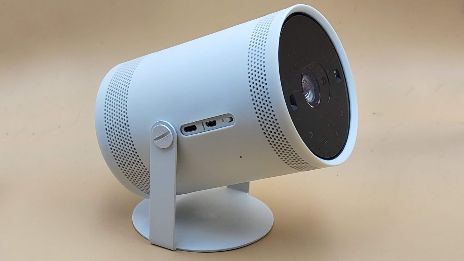 Meer dan een draagbare projector: 6 beroepen Samsung De Freestyle-2 Meer dan een draagbare projector: 6 beroepen Samsung De Freestyle-2