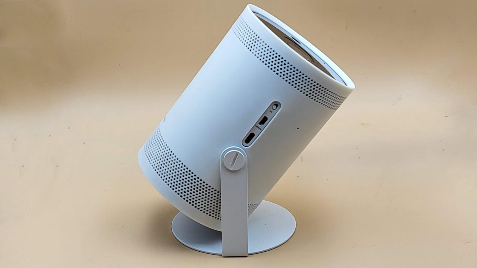 Meer dan een draagbare projector: 6 beroepen Samsung De Freestyle-3 Meer dan een draagbare projector: 6 beroepen Samsung De Freestyle-3