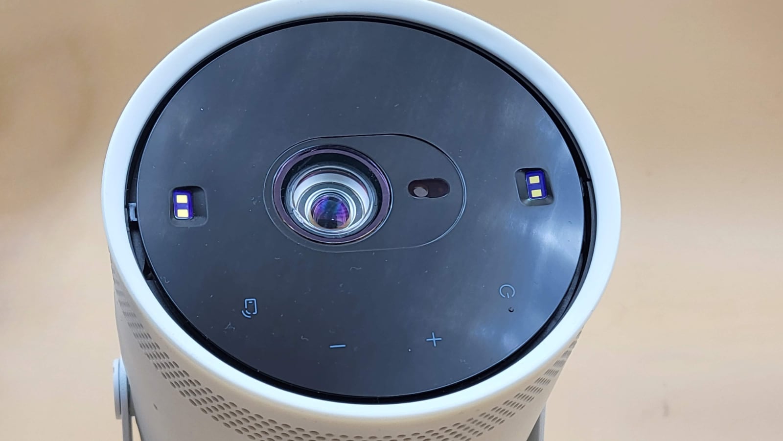 Meer dan een draagbare projector: 6 beroepen Samsung De Freestyle-10 Meer dan een draagbare projector: 6 beroepen Samsung De Freestyle-10