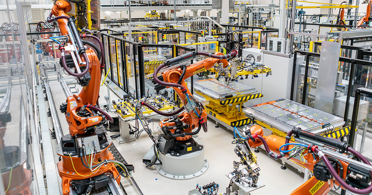 Robots op de productielijn voor hoogspanningsbatterijen in de Škoda Auto fabriek in Mladá Boleslav. Robots op de productielijn voor hoogspanningsbatterijen in de Škoda Auto fabriek in Mladá Boleslav.