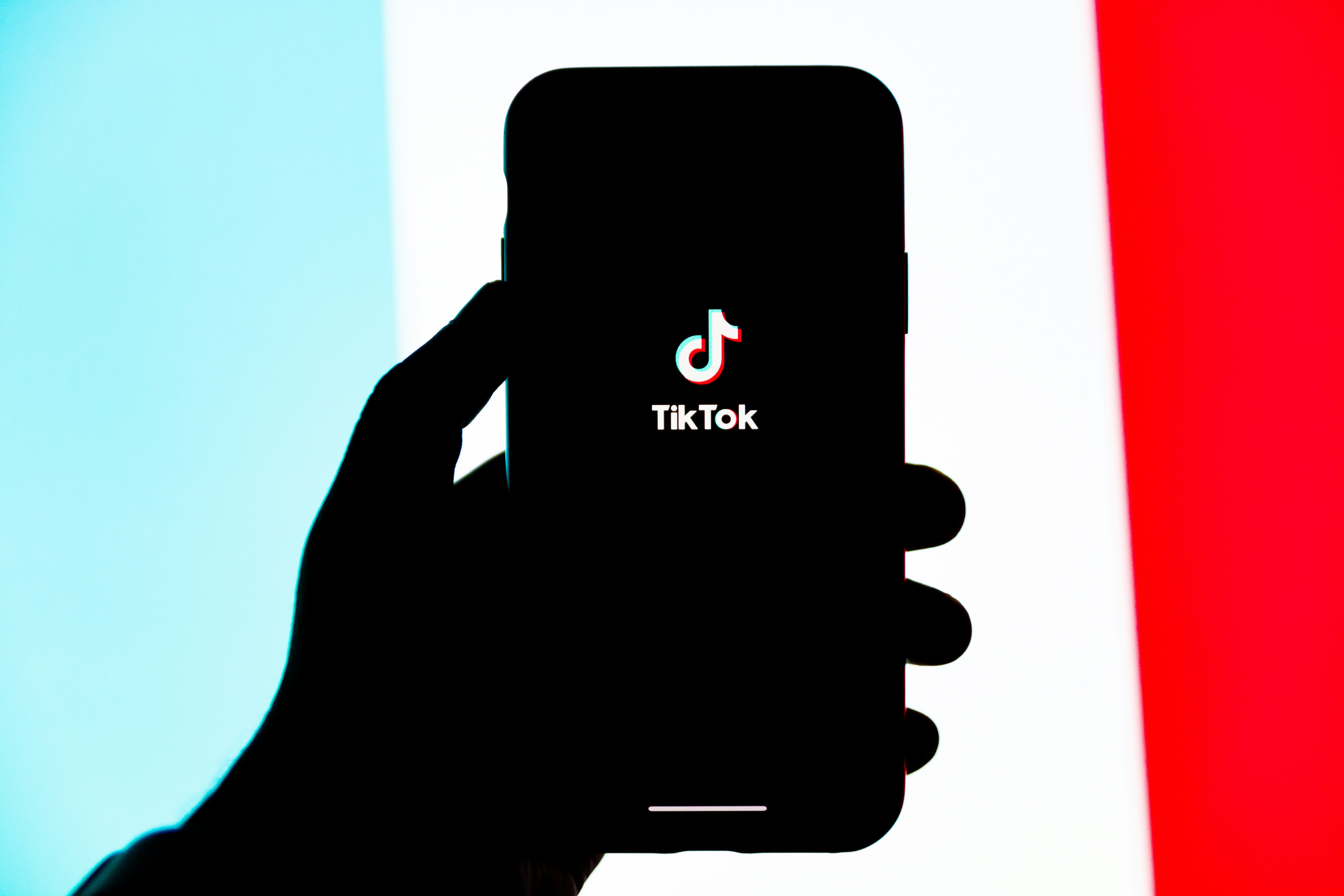 Universal Music heeft TikTok beschuldigd van het onder druk zetten en dreigen met het vervangen van muzikanten door kunstmatige intelligentie Universal Music heeft TikTok beschuldigd van het onder druk zetten en dreigen met het vervangen van muzikanten door kunstmatige intelligentie