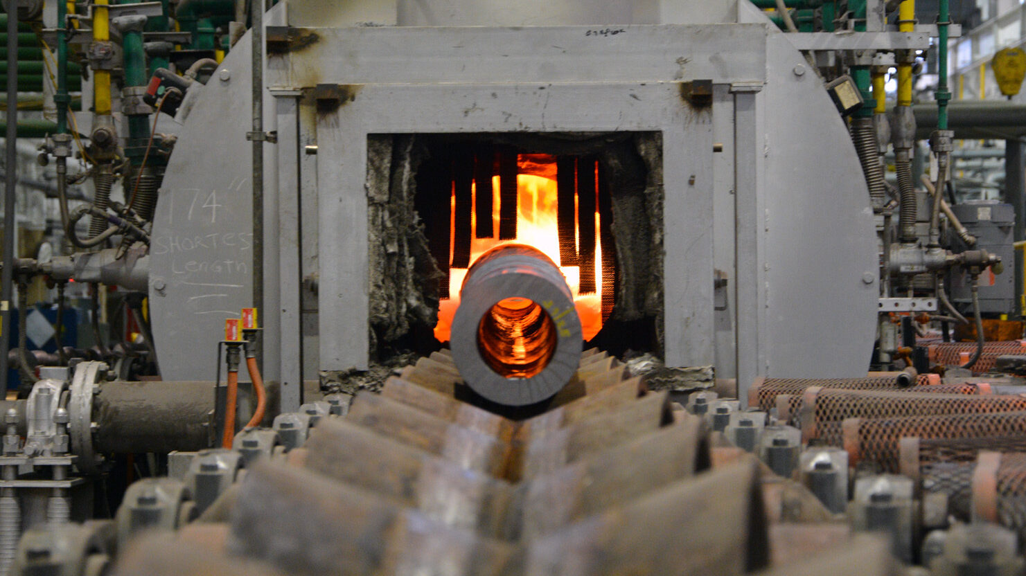 De 155 mm loop gaat de oven in voor verwerking De 155 mm loop gaat de oven in voor verwerking