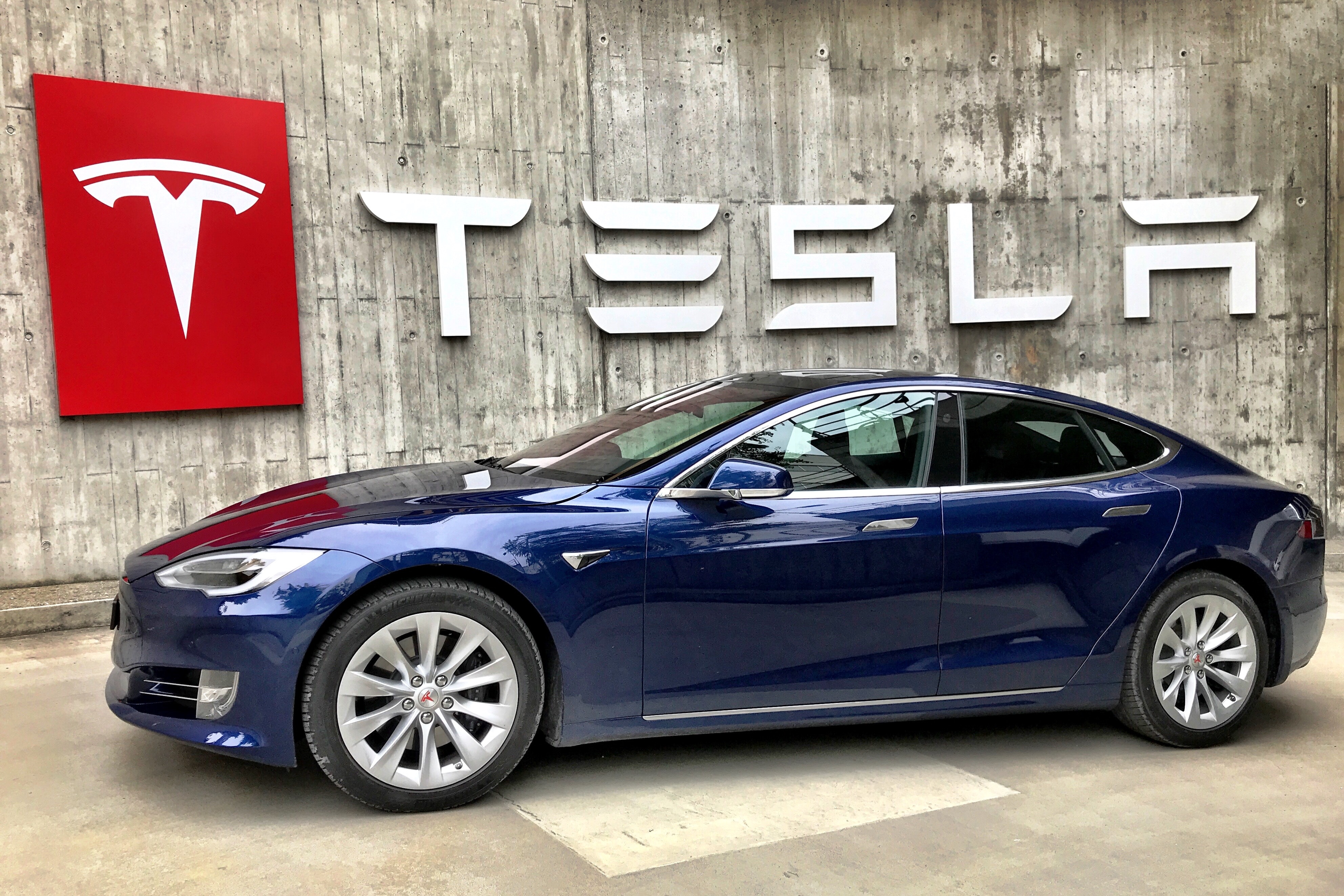 Tesla roept meer dan 1,6 miljoen auto's terug in China vanwege problemen met automatische piloot en vergrendeling Tesla roept meer dan 1,6 miljoen auto's terug in China vanwege problemen met automatische piloot en vergrendeling