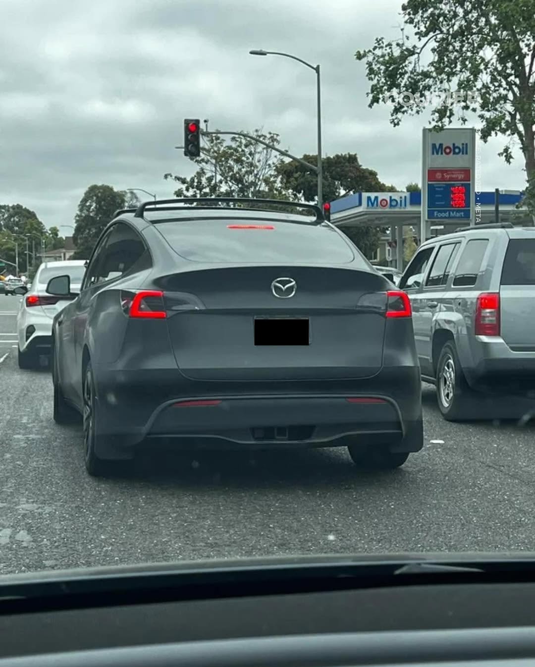 Protest tegen Elon Musk via branding van voertuigen Protest tegen Elon Musk via branding van voertuigen