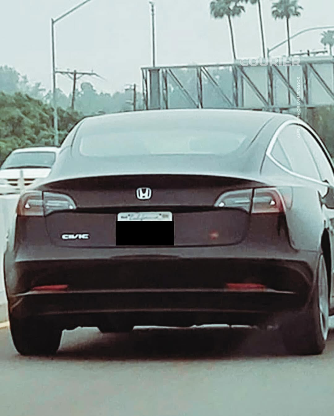 Creatieve protesten van Tesla-eigenaren door aanpassingen aan het voertuig Creatieve protesten van Tesla-eigenaren door aanpassingen aan het voertuig