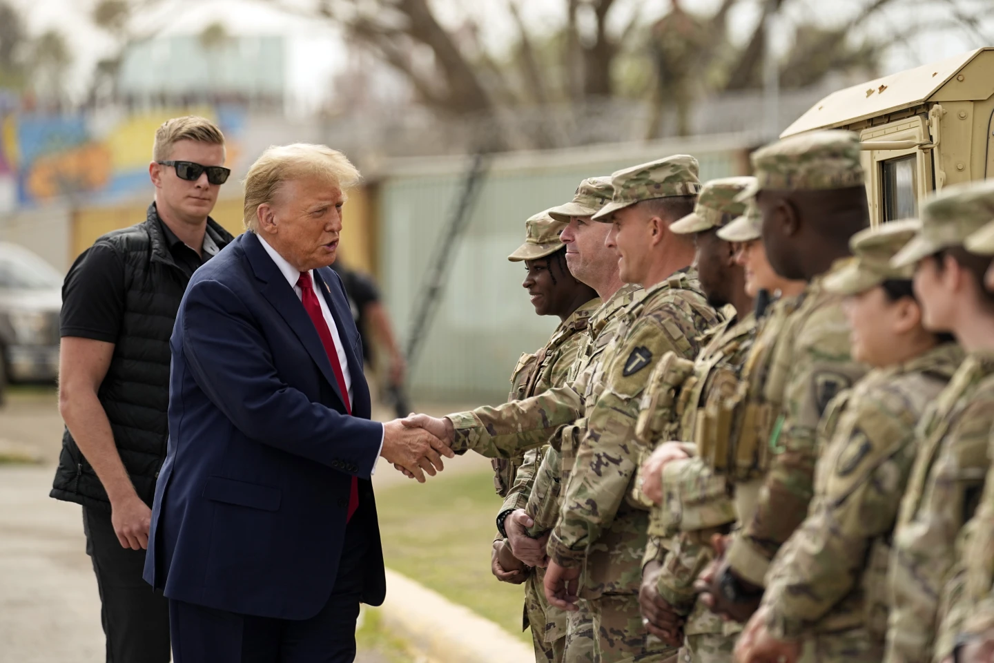Amerikaanse president Donald Trump en leden van de Nationale Garde