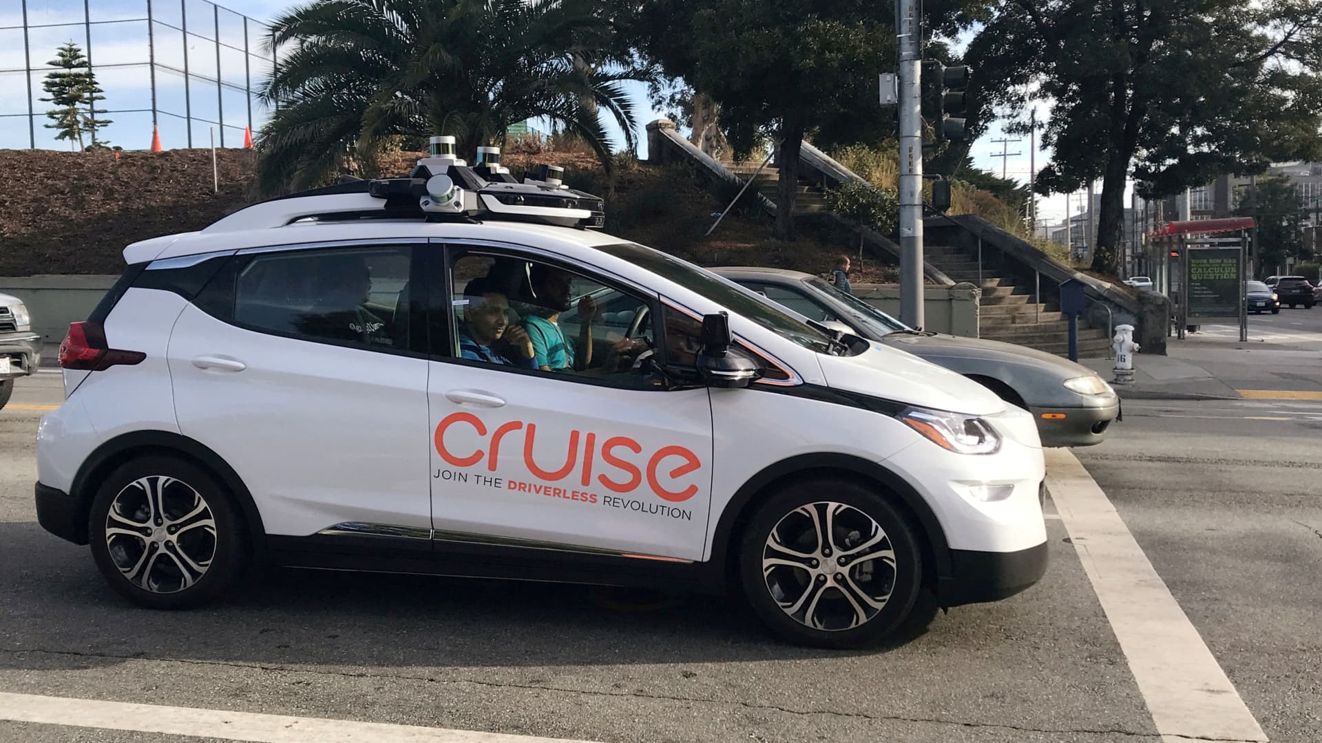 In San Francisco raakte een auto een voetganger en wierp hem onder de wielen van de Cruise-robotauto In San Francisco raakte een auto een voetganger en wierp hem onder de wielen van de Cruise-robotauto