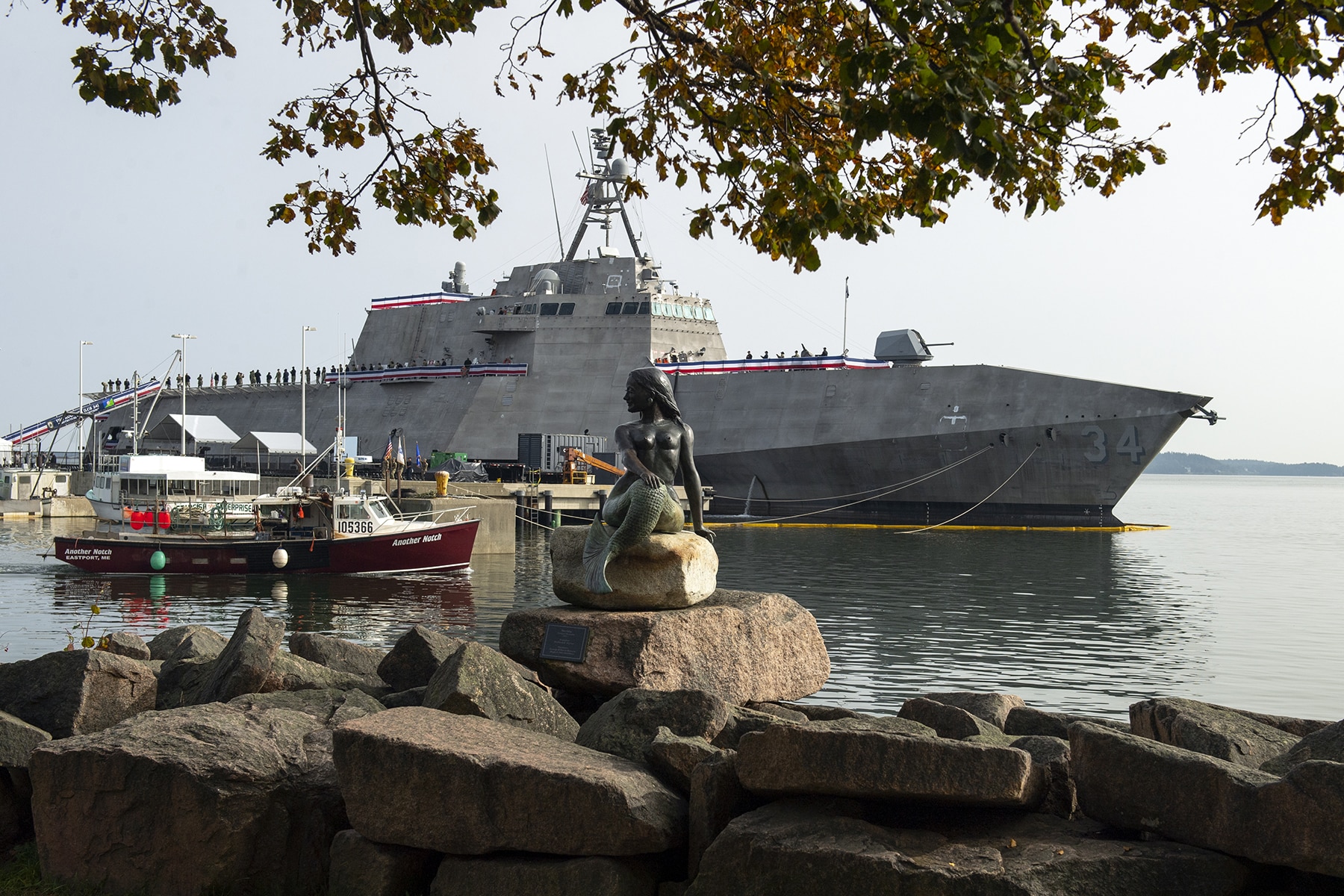 De Amerikaanse marine heeft het nieuwe littorale gevechtsschip USS Augusta uit de Independence-klasse in gebruik genomen. De Amerikaanse marine heeft het nieuwe littorale gevechtsschip USS Augusta uit de Independence-klasse in gebruik genomen.