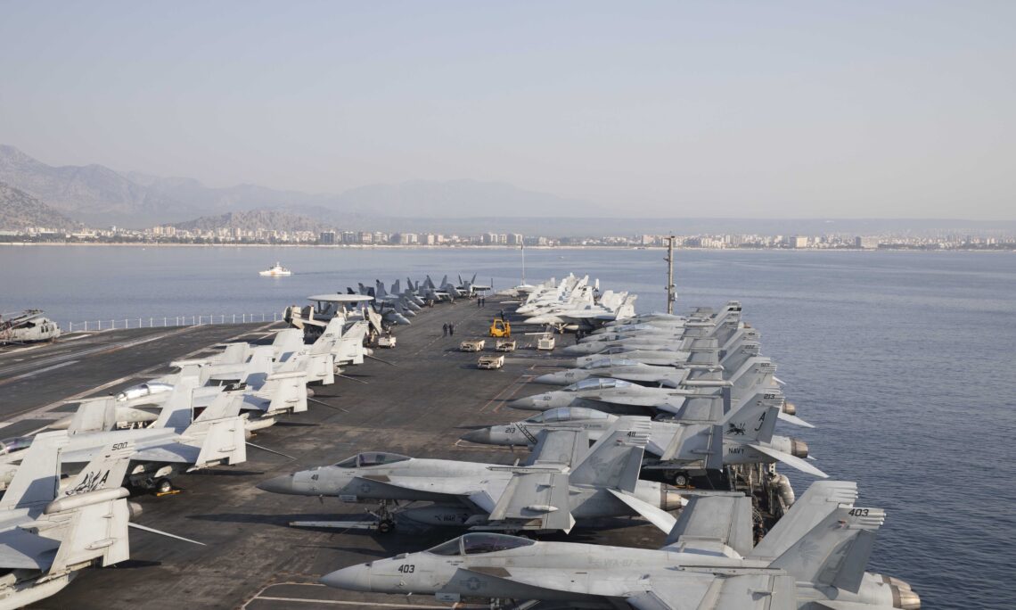 De Amerikaanse marine heeft 's werelds grootste vliegdekschip USS Gerald R. Ford ter waarde van meer dan 13 miljard dollar naar Turkije gestuurd. De Amerikaanse marine heeft 's werelds grootste vliegdekschip USS Gerald R. Ford ter waarde van meer dan 13 miljard dollar naar Turkije gestuurd.