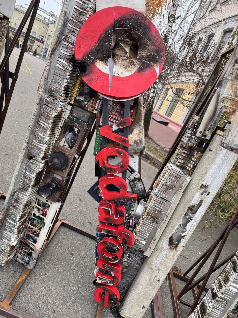 Een uithangbord van Vodafone is afgebrand Een uitgebrand Vodafone-bord symboliseert de verwoesting tijdens de oorlog