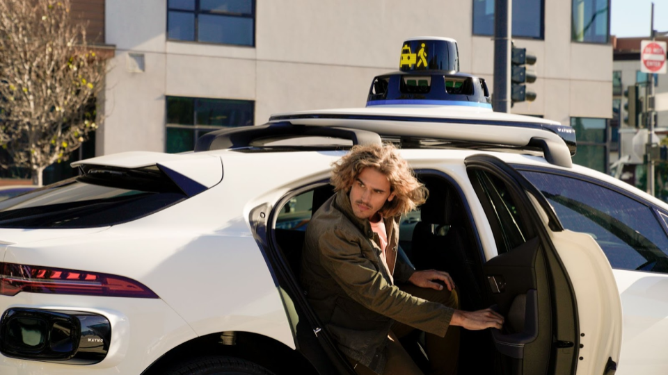 Waymo heeft een visueel communicatiesysteem ontwikkeld voor onbemande auto's met mensen Waymo heeft een visueel communicatiesysteem ontwikkeld voor onbemande auto's met mensen
