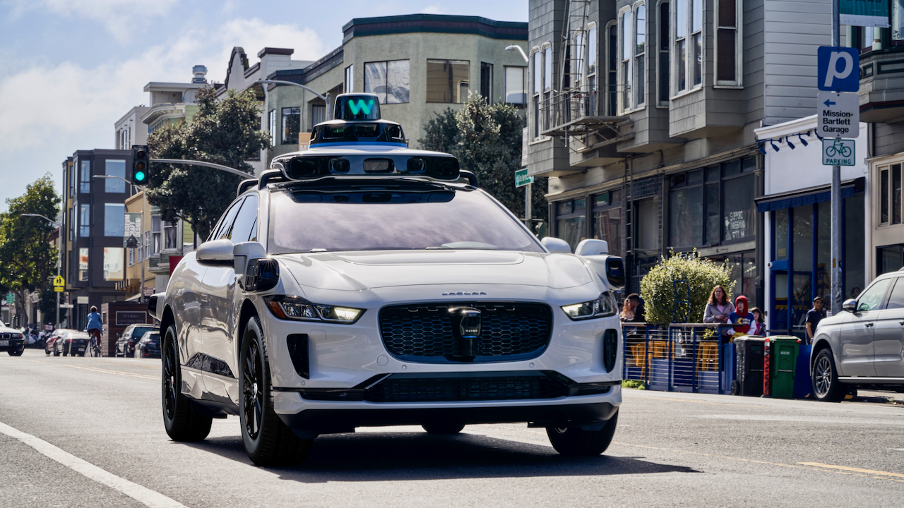 Waymo's robotaxi reed op de tegemoetkomende rijstrook terwijl hij een groep eenwielers probeerde te ontwijken Waymo's robotaxi reed op de tegemoetkomende rijstrook terwijl hij een groep eenwielers probeerde te ontwijken
